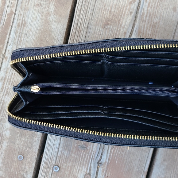 Black and Gold Mossimo Wallet - Picture 4 of 7